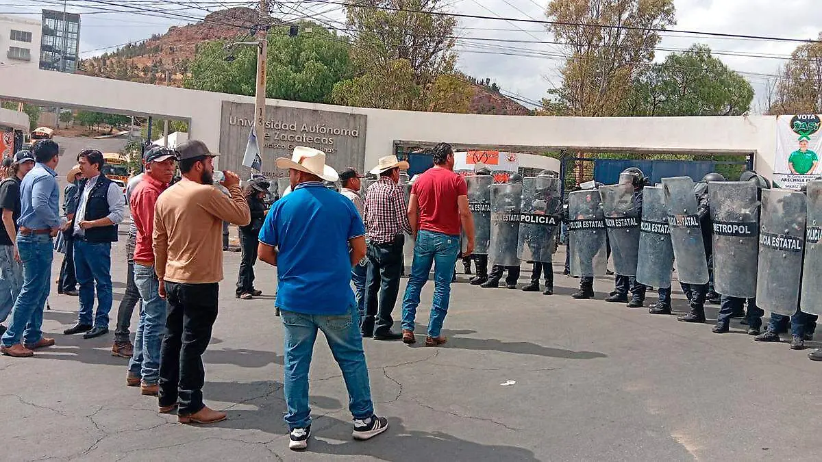 Policías repliegan a productores de frijol que se manifiestan en la zona del Multiforo en Zacatecas