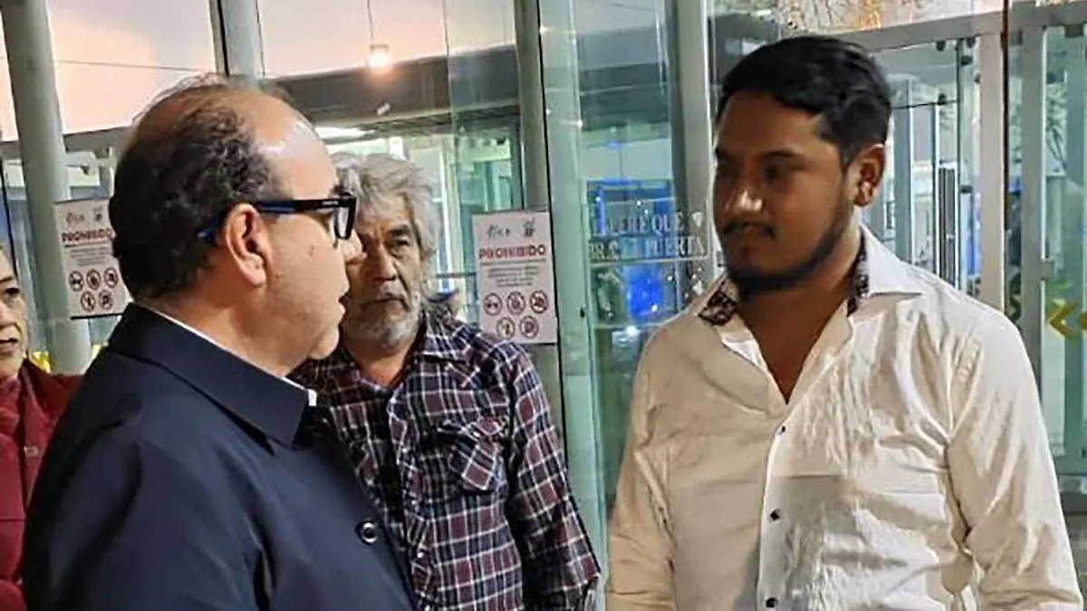 Rector de la UAZ dialoga con estudiante de agronomía liberado