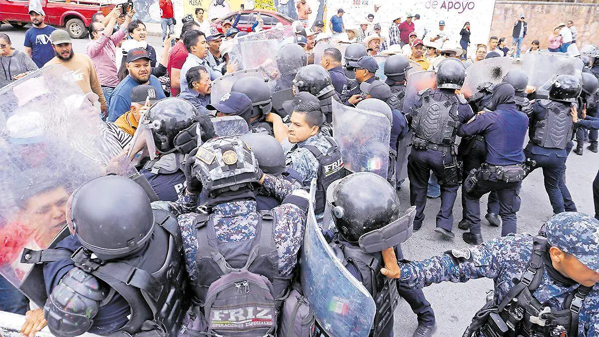 Elementos policiales enfrentan a productores