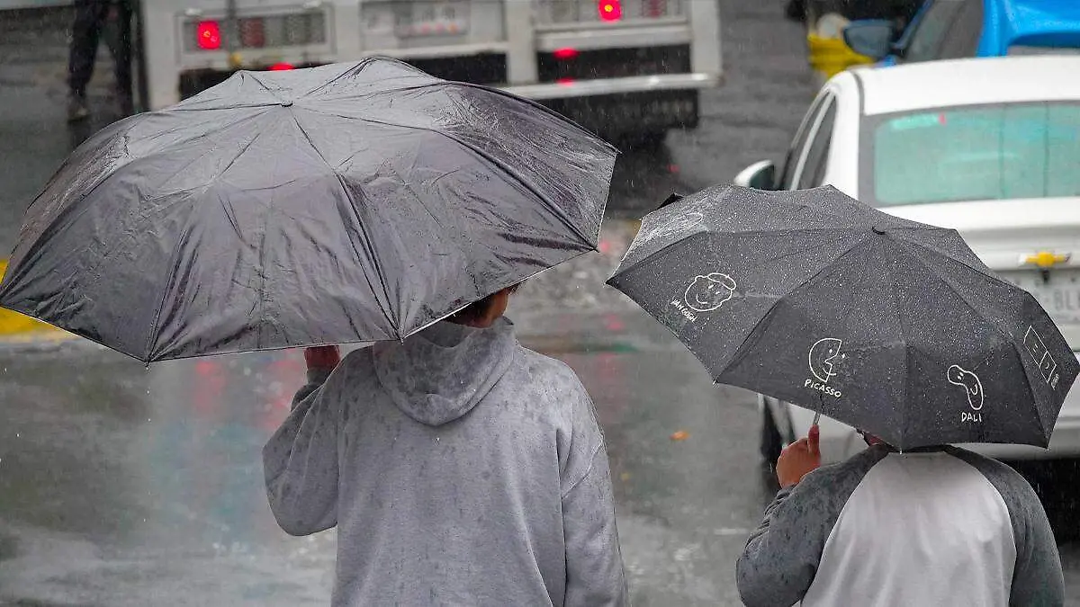 Personas bajo la lluvia