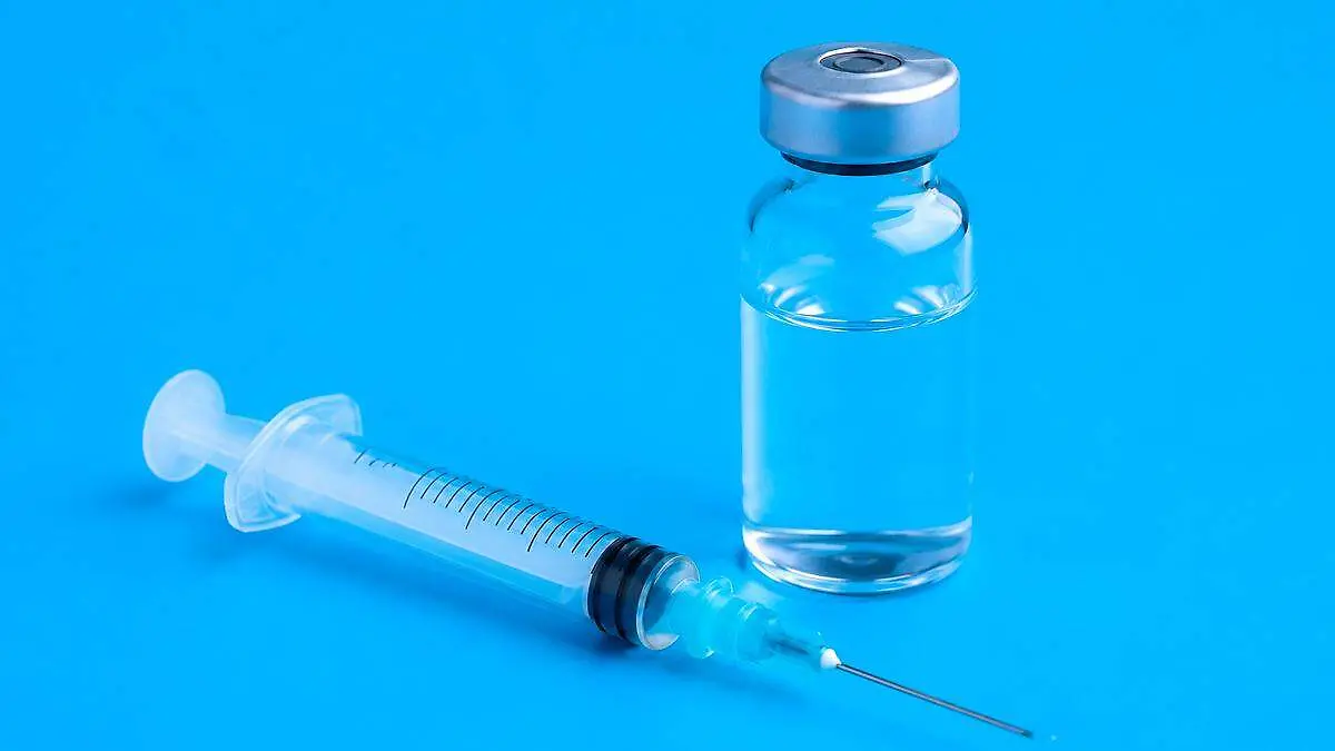 Frasco de medicamento y jeringa