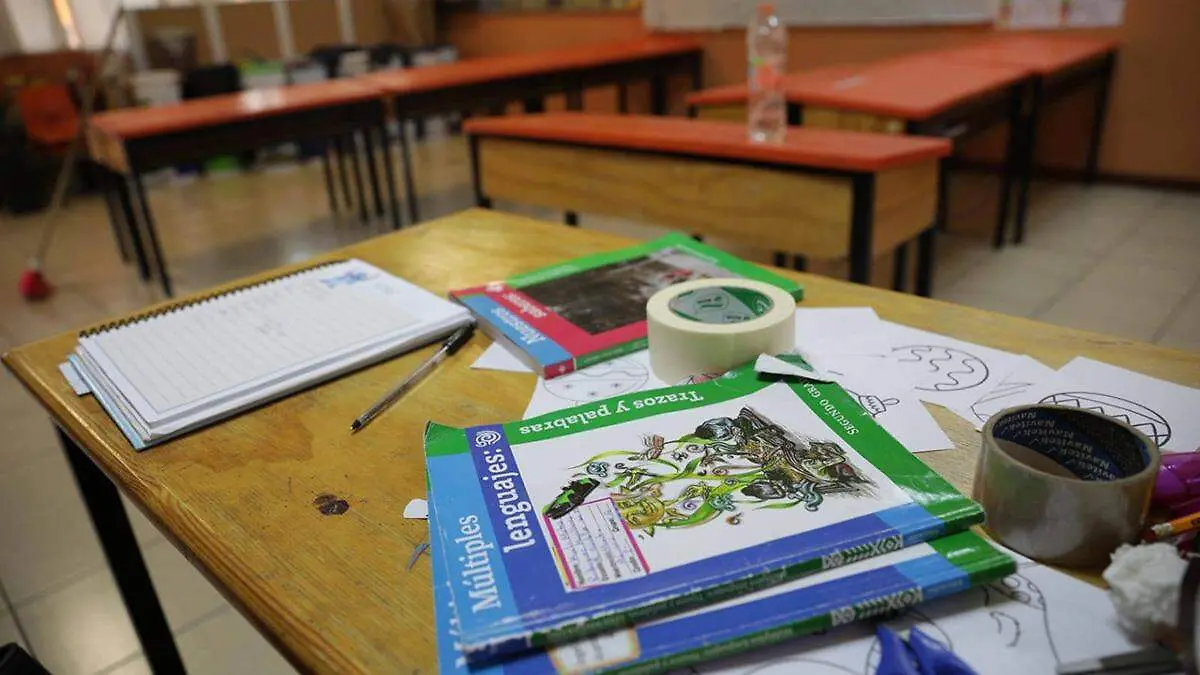 Material escolar sobre un escritorio