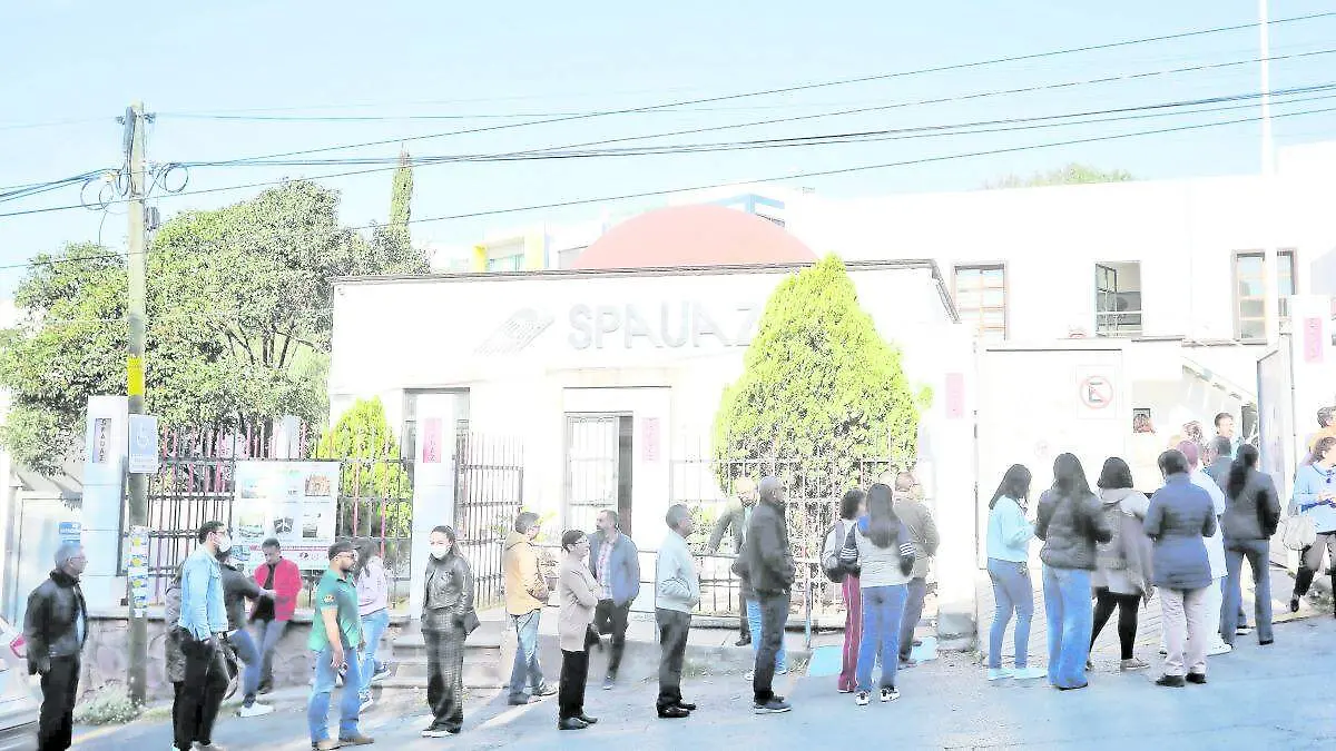 Docentes de la UAZ afuera del edificio del SPAUAZ