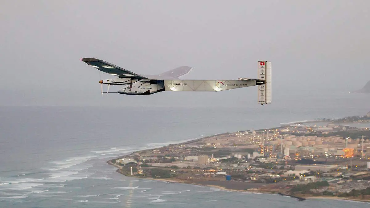 Avión propulsado con energía solar