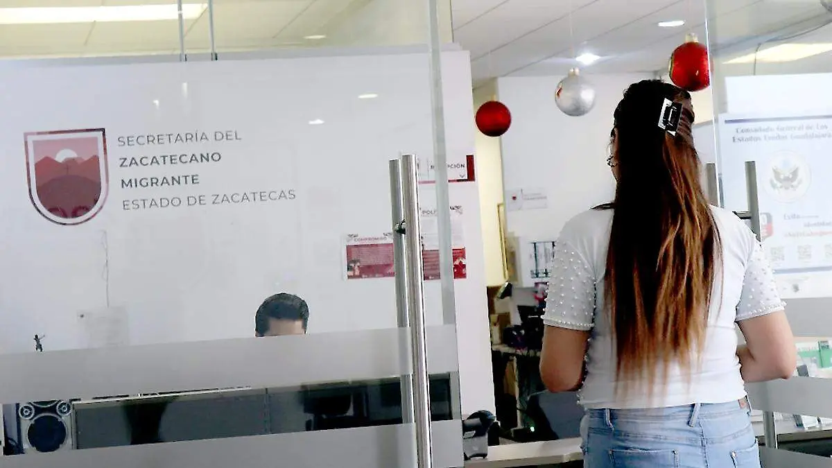 Persona en la Secretaría del Zacatecano Migrante