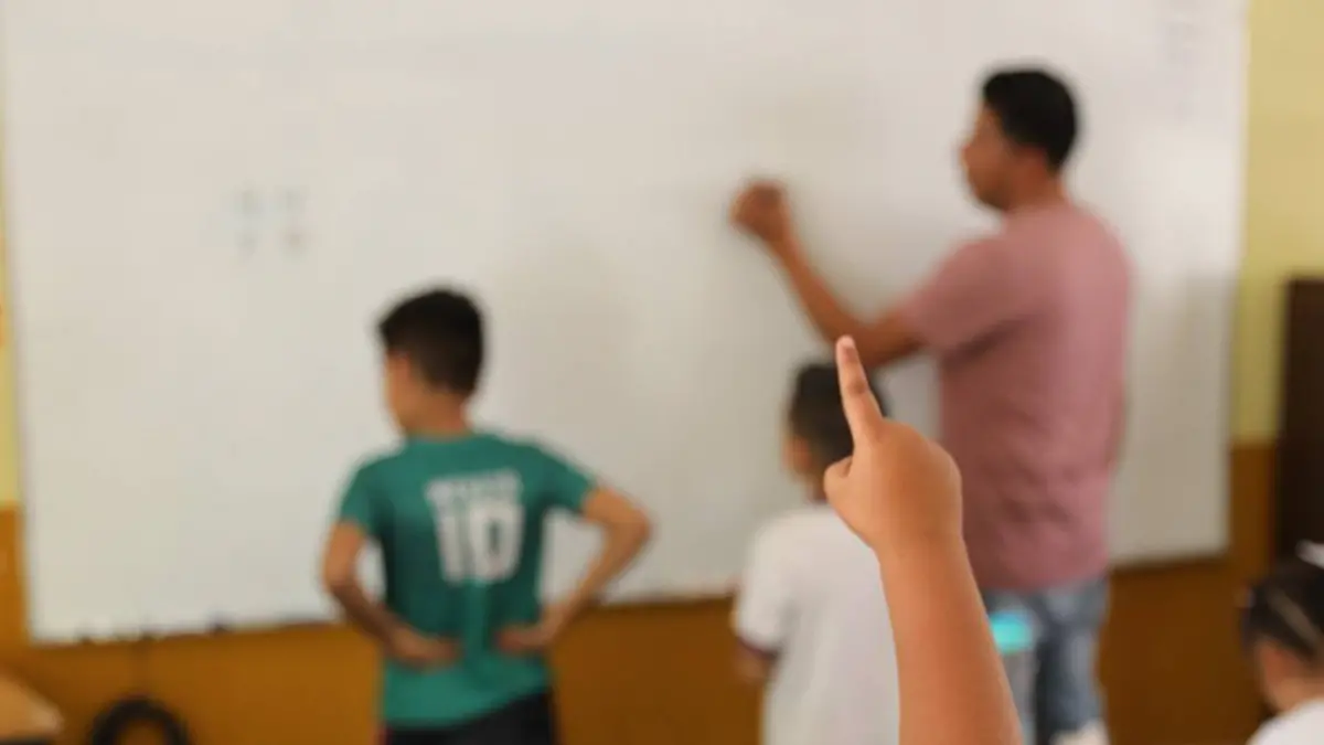 Maestro impartiendo clase