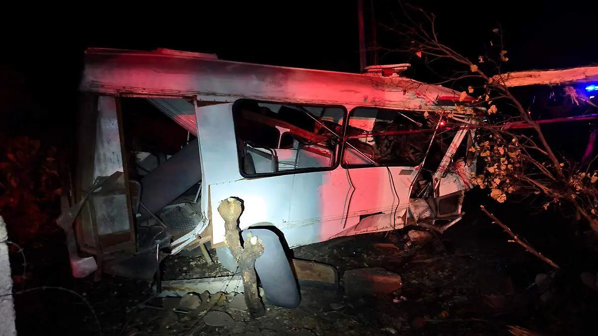 Un autobús se impactó contra un árbol en la carretera Jerez-Zacatecas