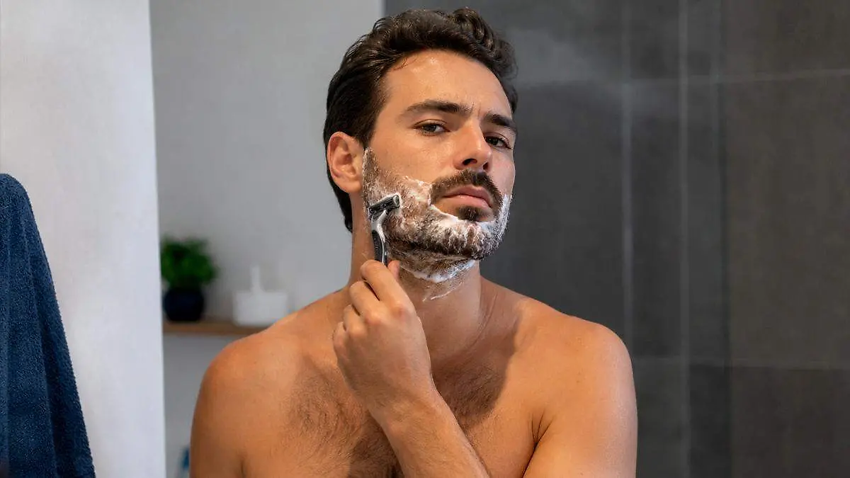 Hombre rasurándose