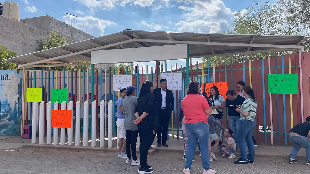Protesta de padres de familia en escuela preescolar