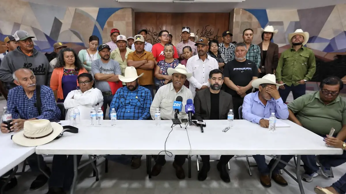Conferencia de prensa d eproductores de frijol en el Congreso de Zacatecas