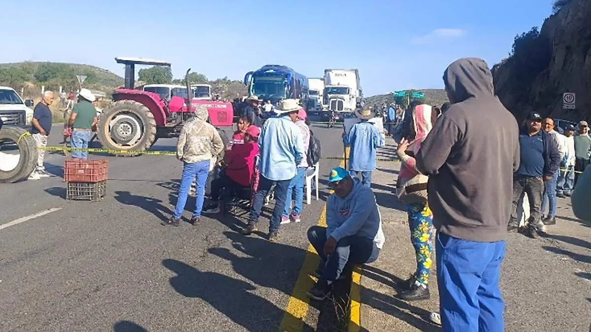 Habitantes de Las Moras bloquearon la carretera a Zacatecas