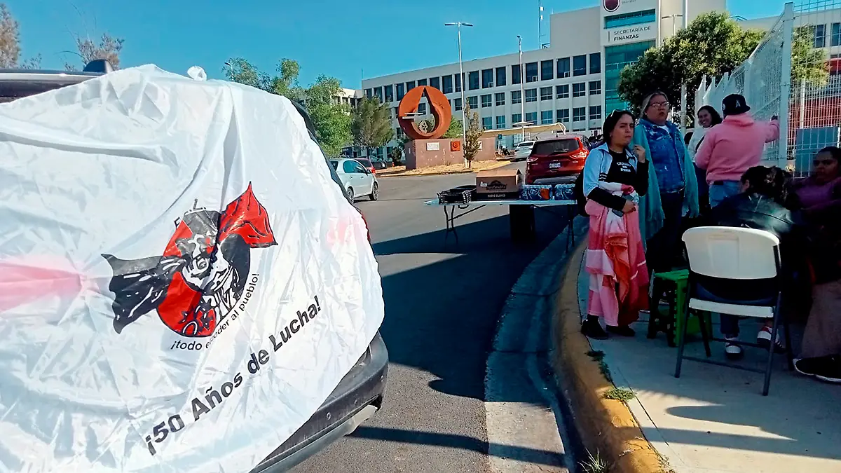 Protesta de integrantes del FPLZ en Ciudad Gobierno