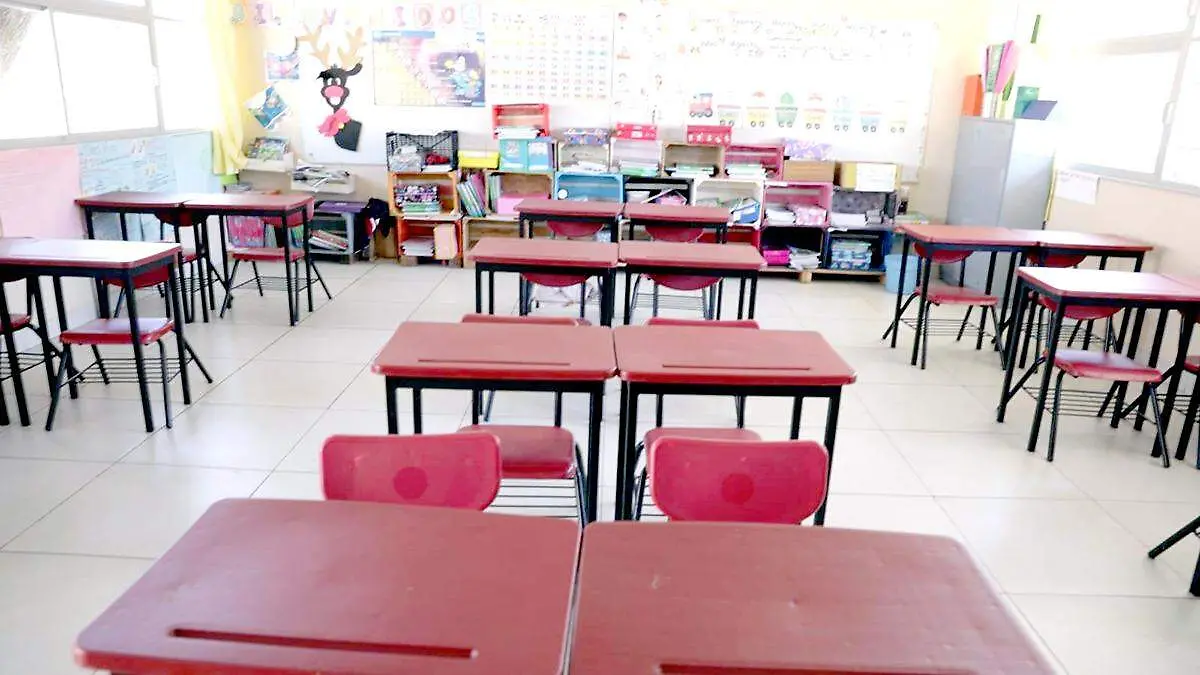 Salón de clases sin alumnos
