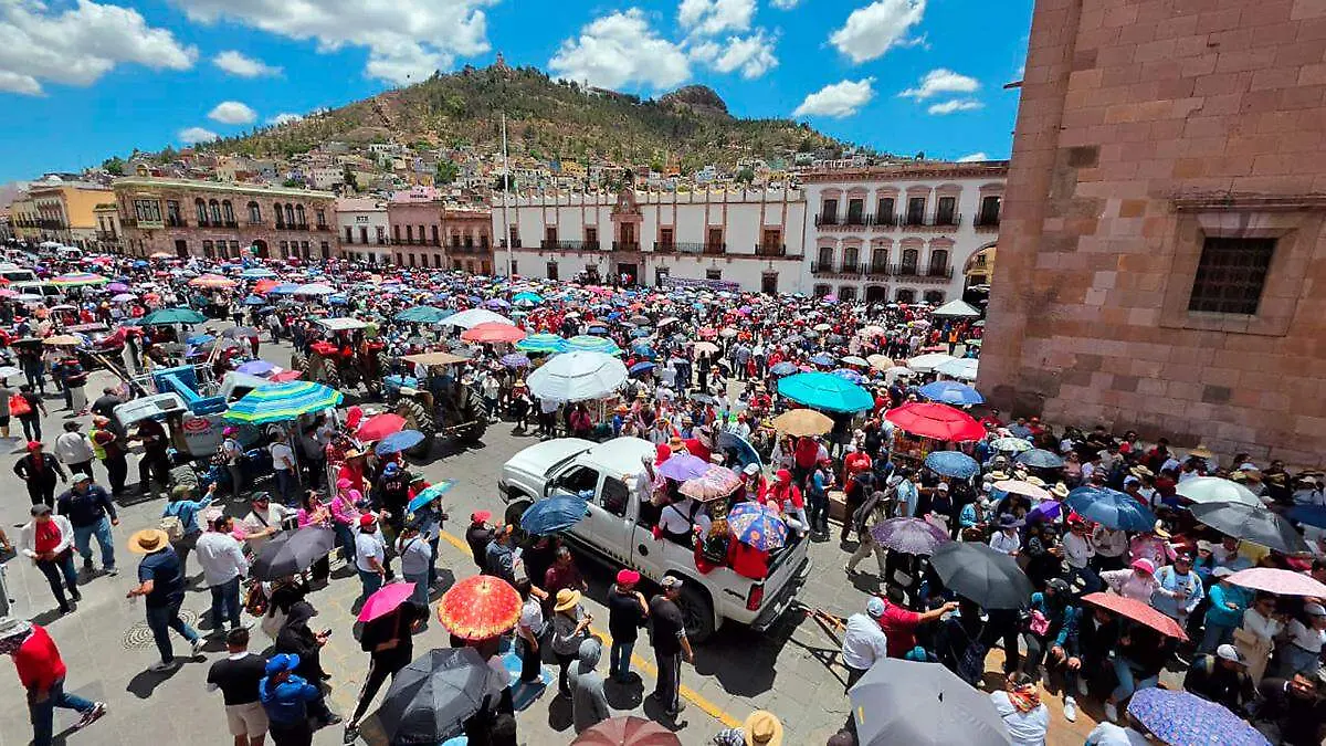 Concentración de docentes en la Plaza de Armas de Zacatecasd