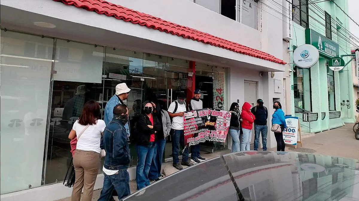 Protesta de docentes en sucursal bancaria de Fresnillo, Zacatecas