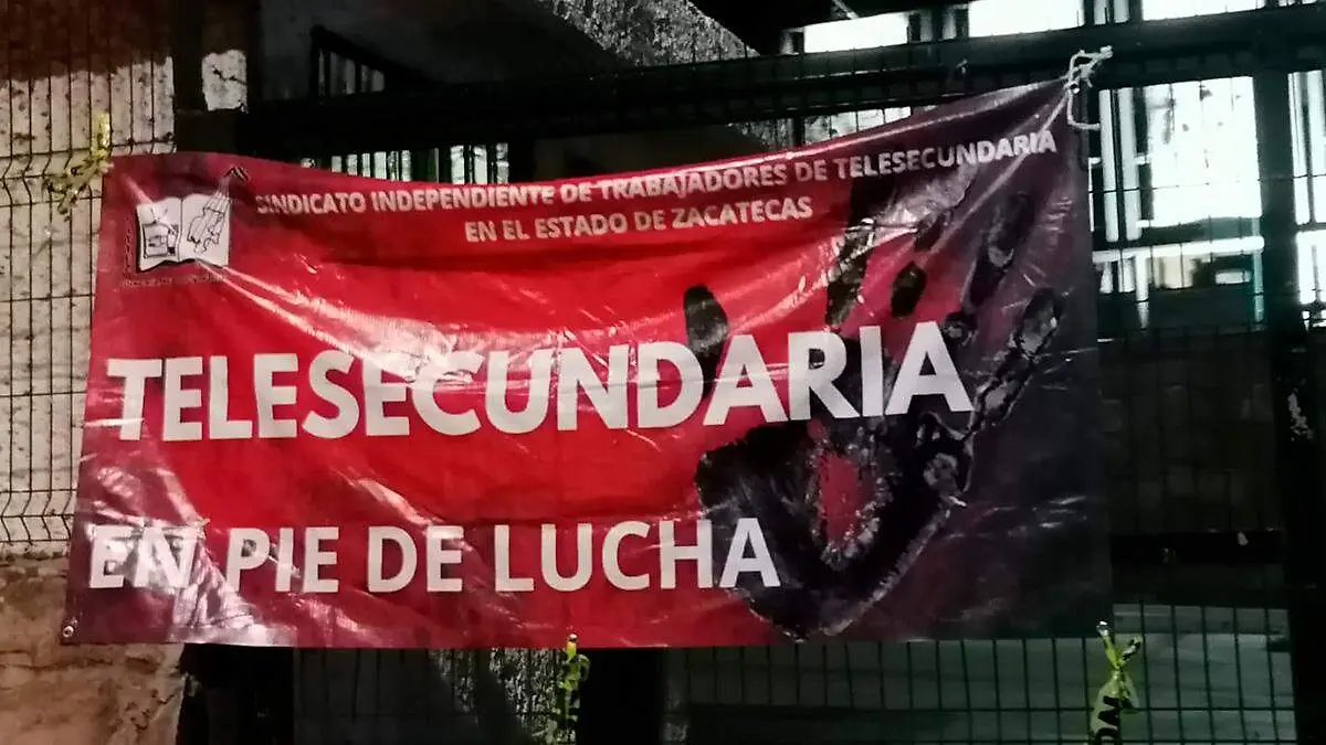 Manta de protesta del SITTEZ en escuela telesecundaria en Zacatecas