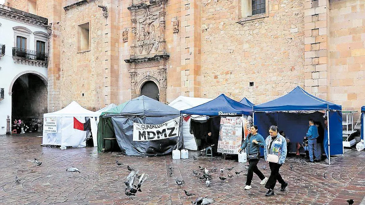 Plantón docente en la Plaza de Armas de Zacatecas