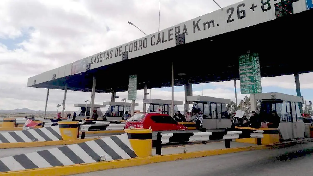 Docentes toman casetas de peaje en Zacatecas
