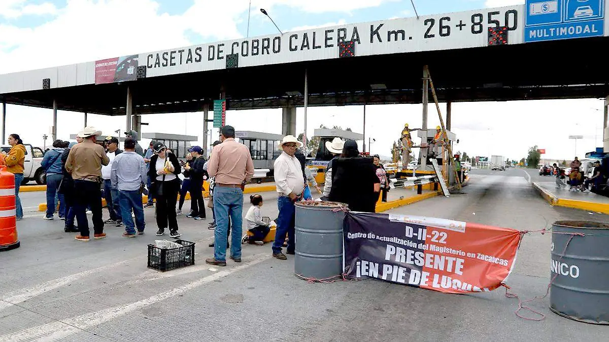 Docentes liberan peaje en Zacatecas