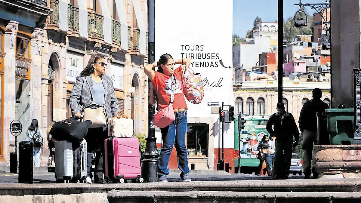 Turistas en el centro de la ciudad de Zacatecas