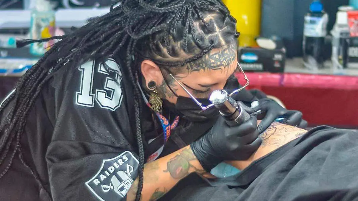Persona realizando un tatuaje