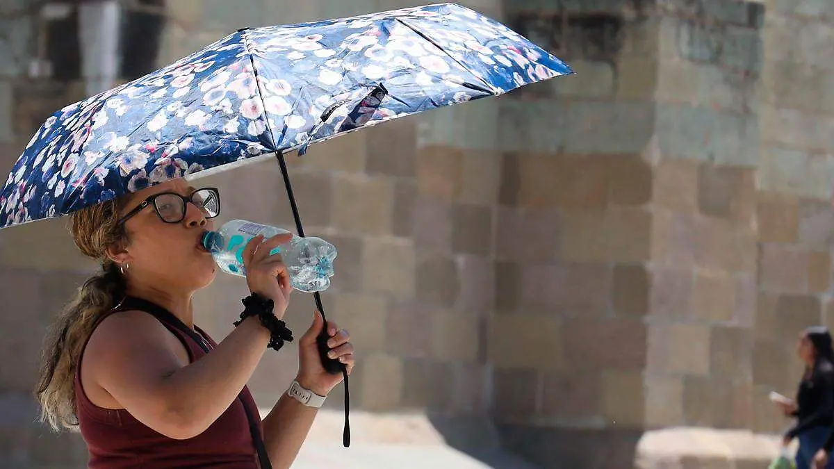 Persona bebiendo agua