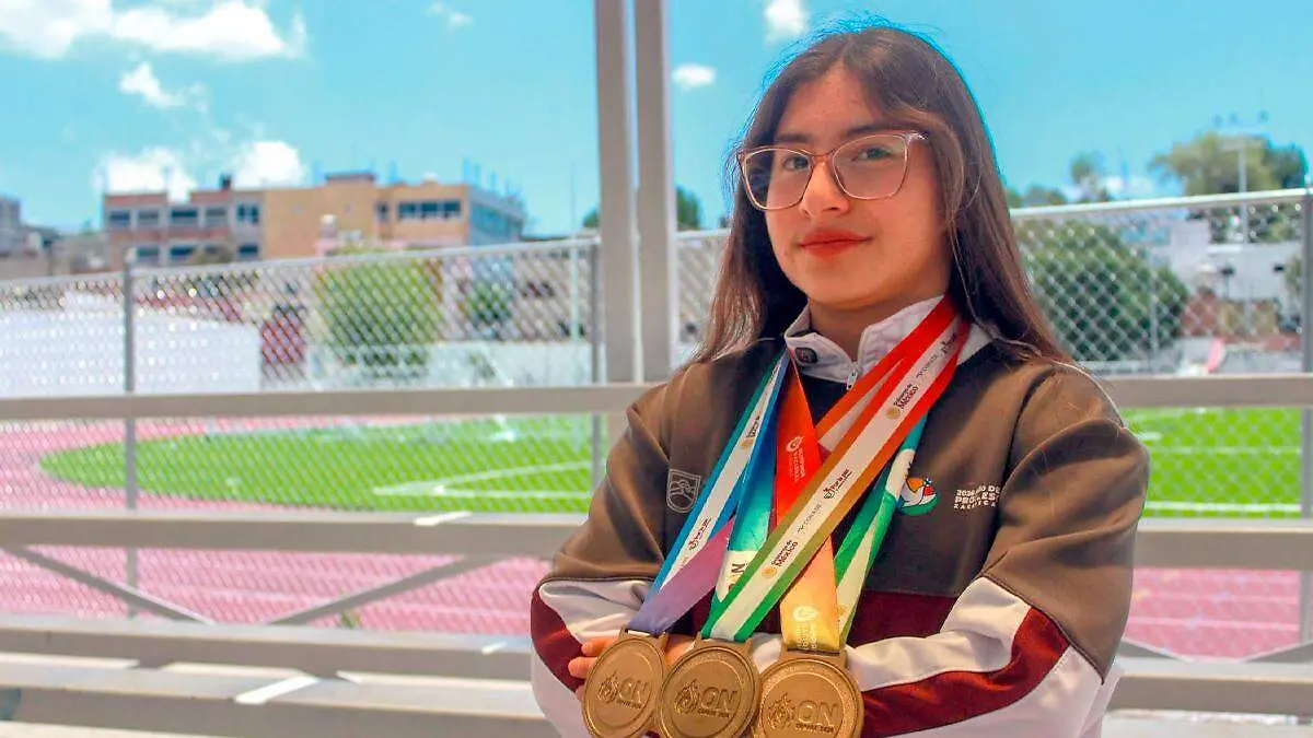 Deportista mostrando sus medallas
