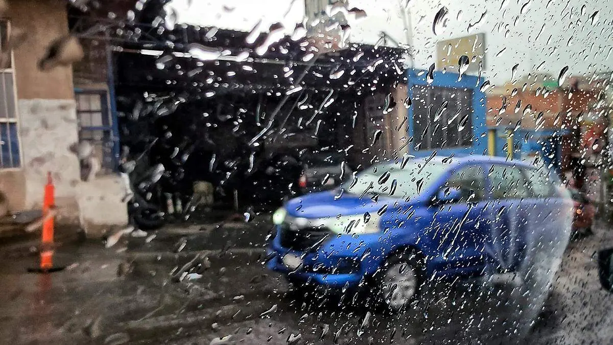 Automóvil bajo la lluvia