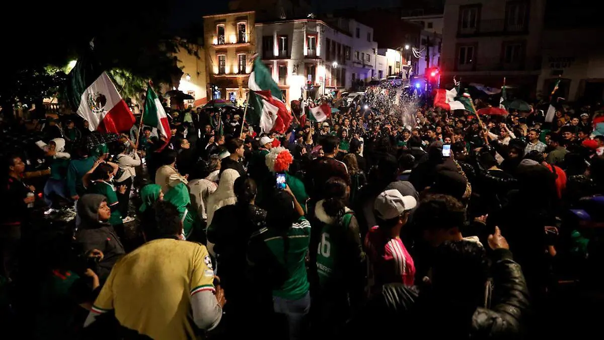 Celebración de aficionados en la Alameda