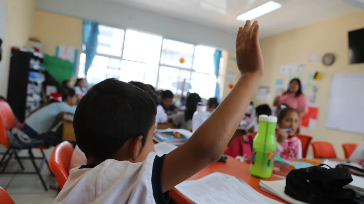 Maestra en salón de clases
