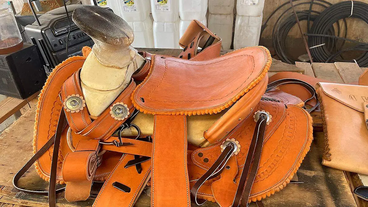 Trabajo de talabertería en una silla para montar