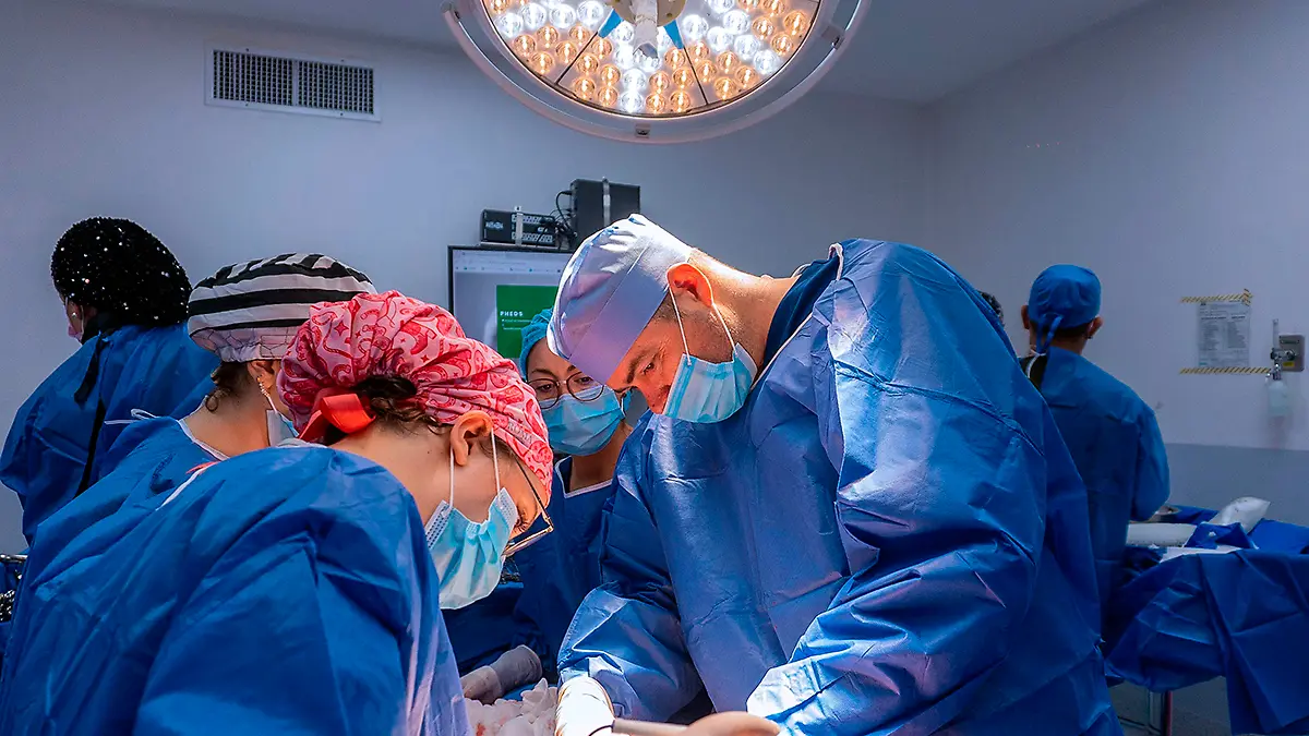 Personal médico durante una cirugía