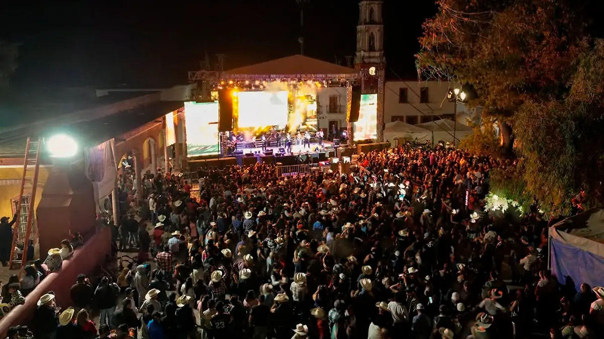 Gente reunida en la plaza principal de Jerez
