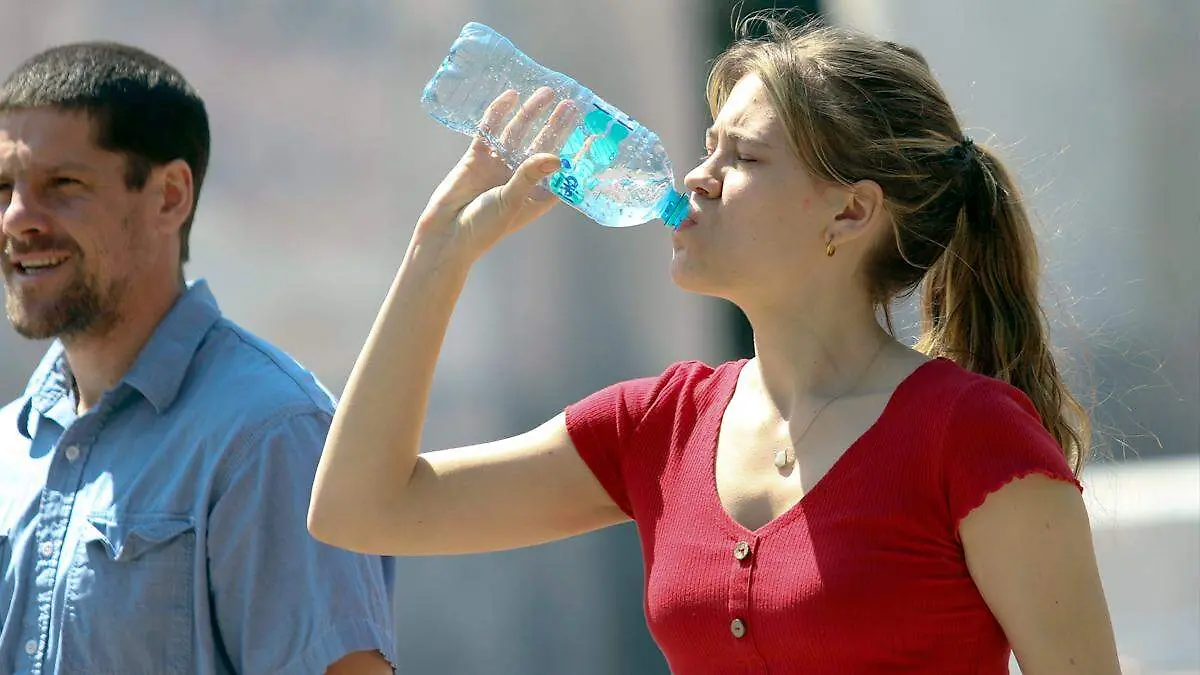 Persona bebiendo agua
