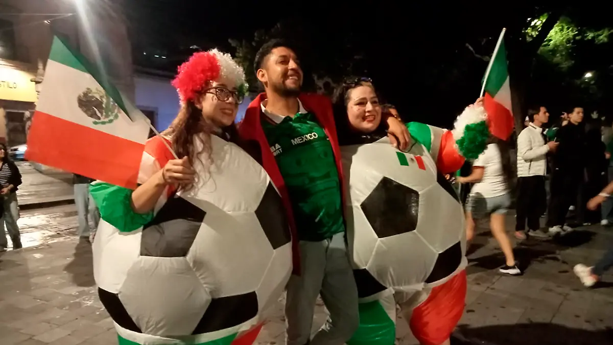 Aficionados al futbol en la Alameda de Zacatecas