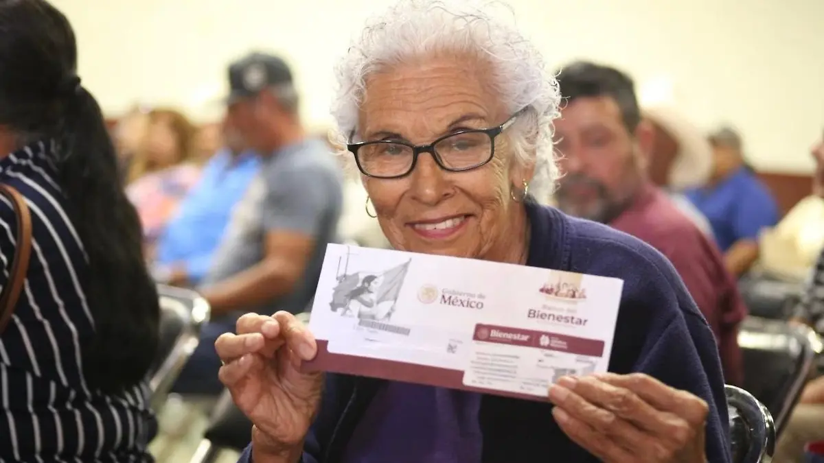 Persona adulta mayor muestra su tarjeta bienestar