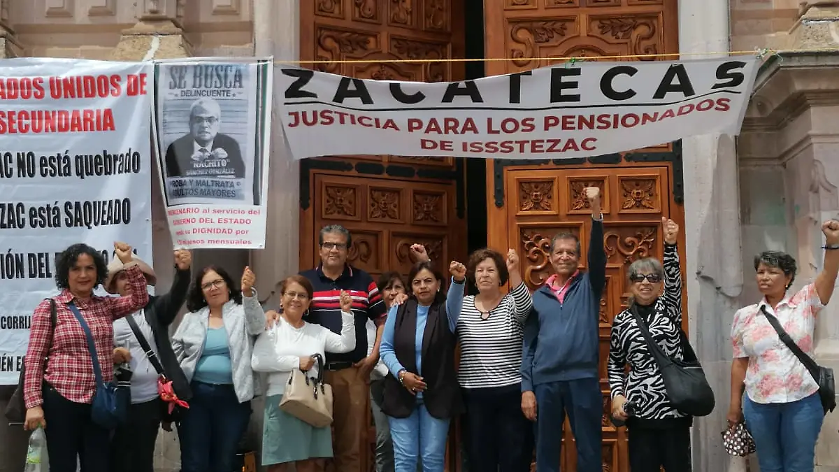 Jubilados y pensionados protestan en la Legislatura del Estado