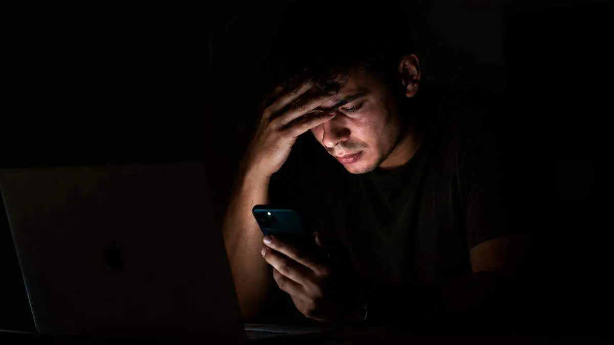 Hombre con un teléfono inteligente