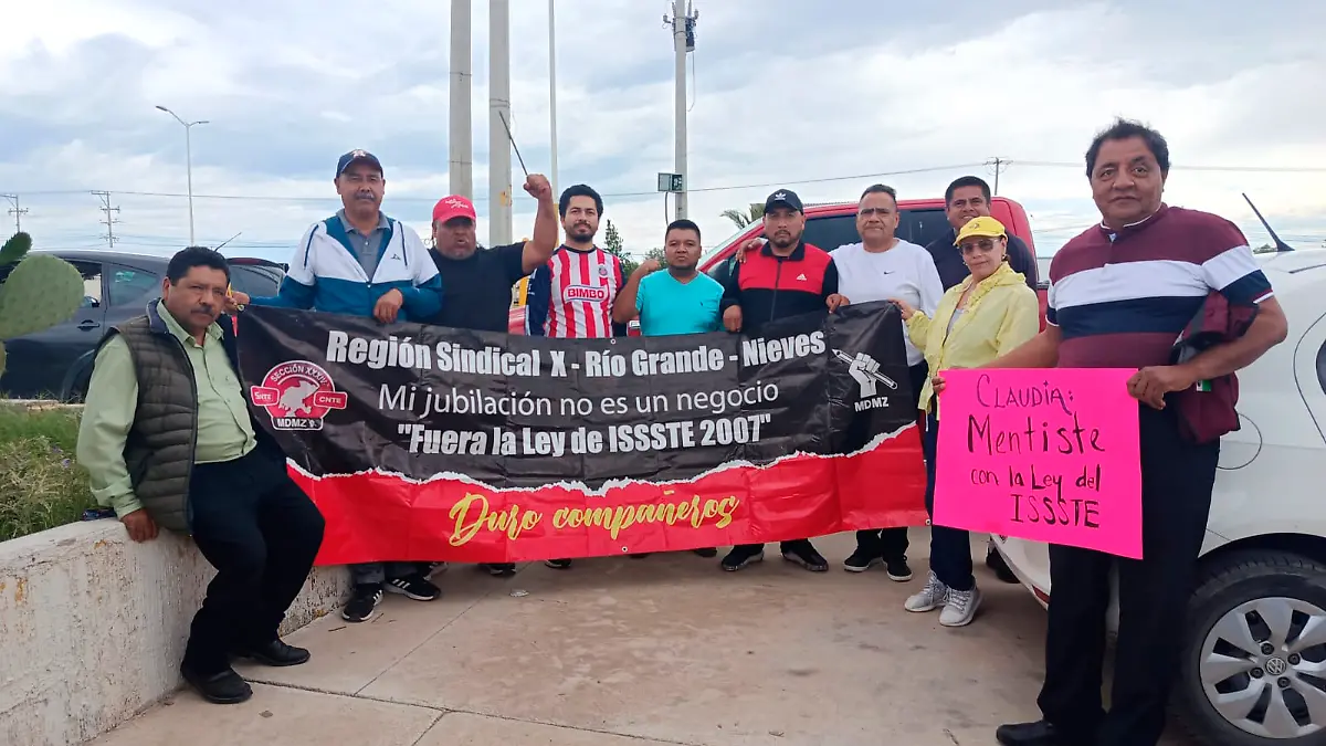Protesta pacífica de docentes en gira de Claudia Sheinbaum en Río Grande, Zacatecas