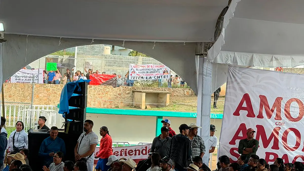 Protesta de integrantes de la CNTE en evento encabezado por Claudia Sheinbaum en Río Grande, Zacatecas