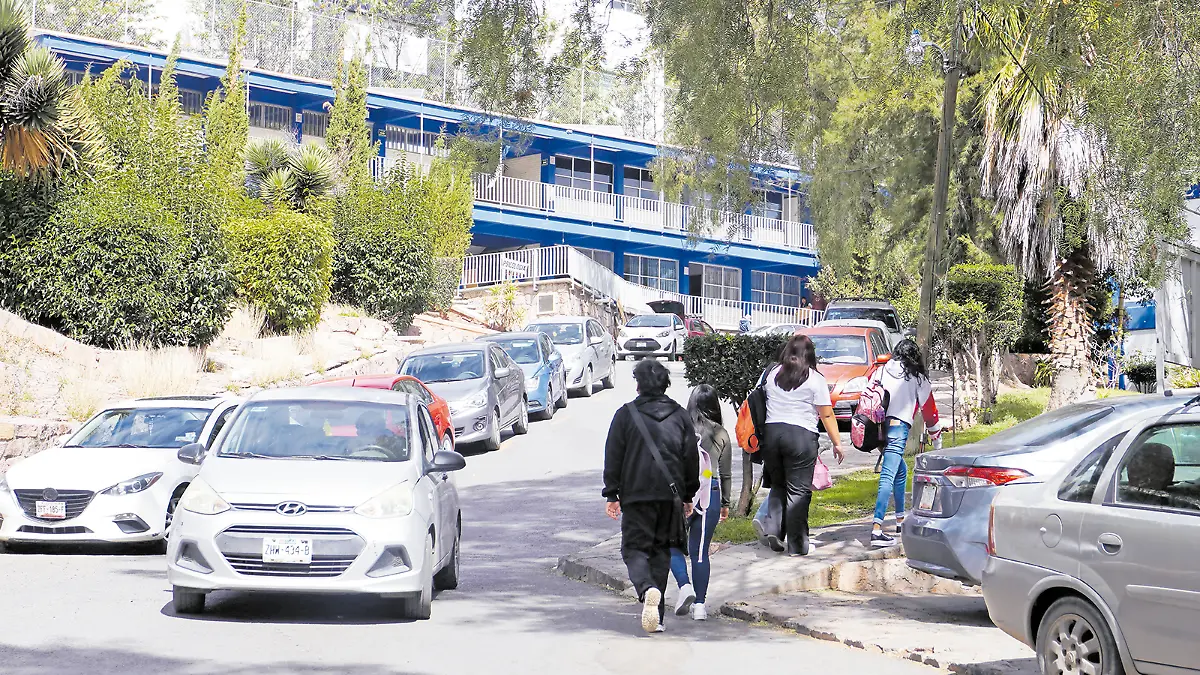 Estudiantes universitarios llegando al plantel escolar