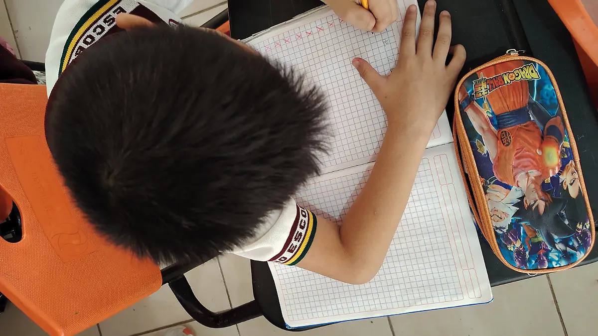 Niño en salón de clases