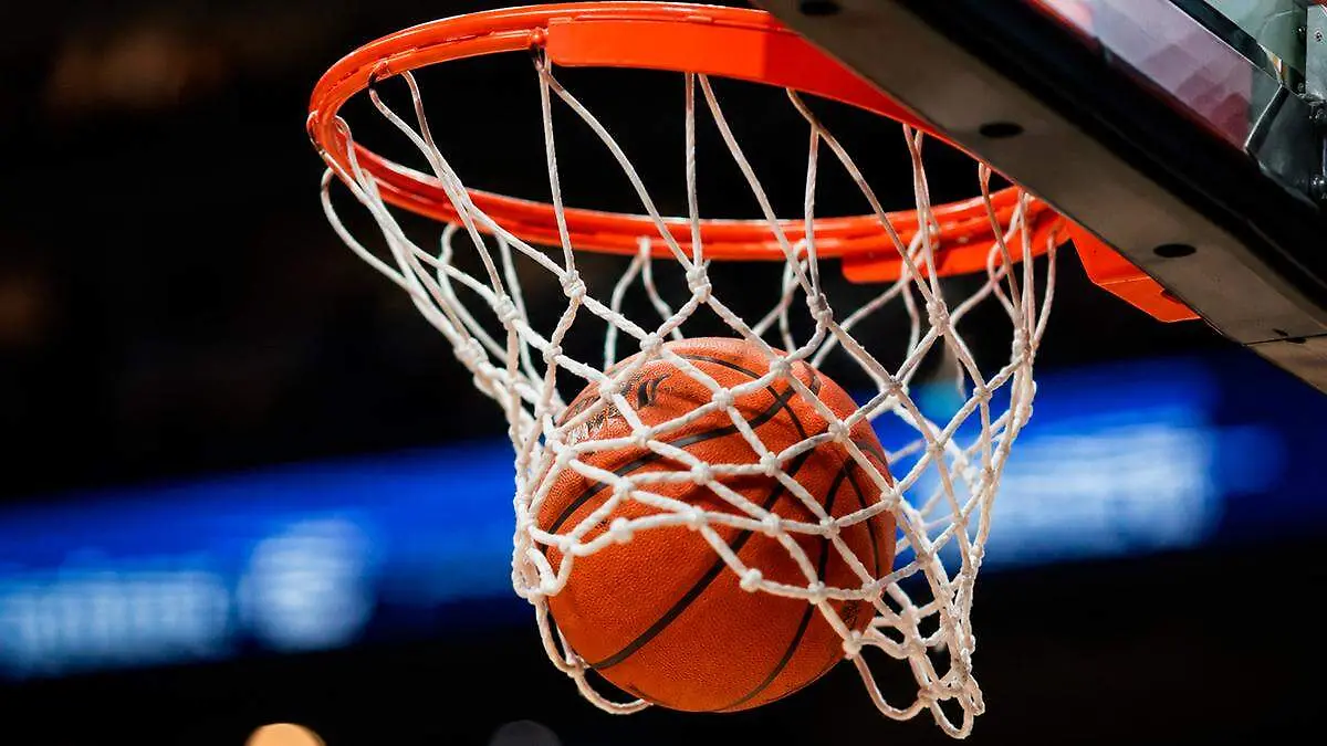 Balón y canastas de basquetbol
