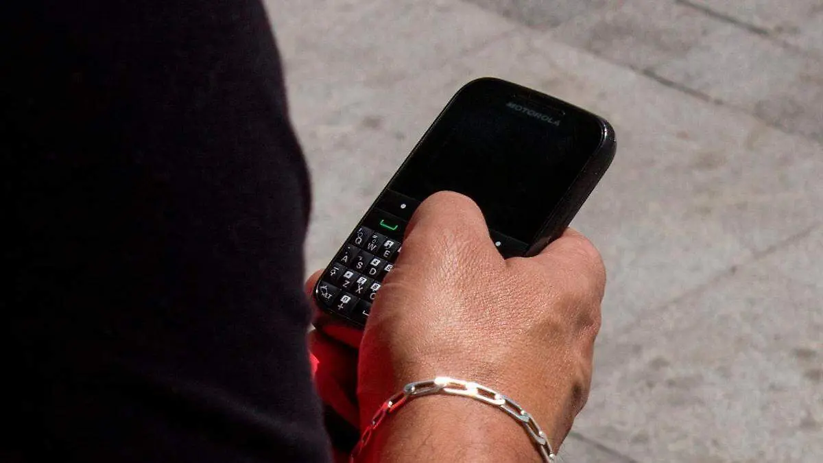Persona usando un teléfono celular