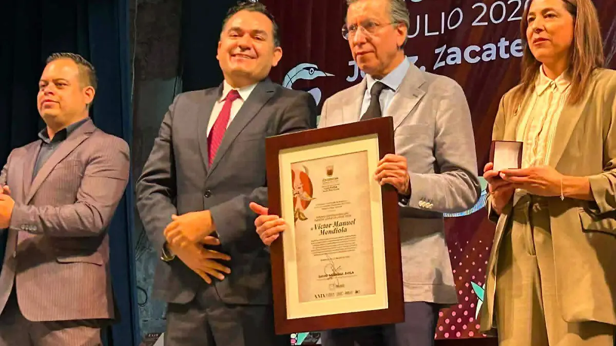 Víctor Manuel Mendiola recibió el Premio Iberoamericano Ramón López Velarde