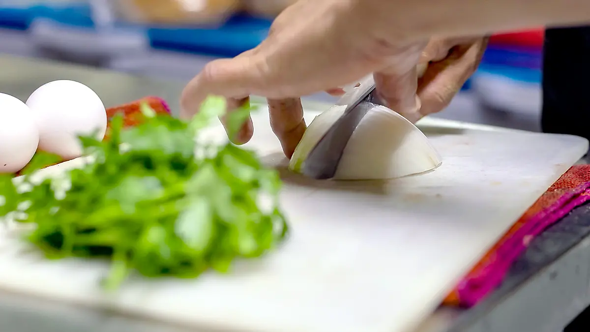 Lechuga en tabla de rebanar
