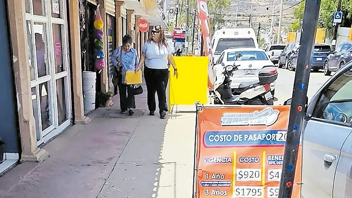 Costos de pasaporte anunciados afuera de una agencia