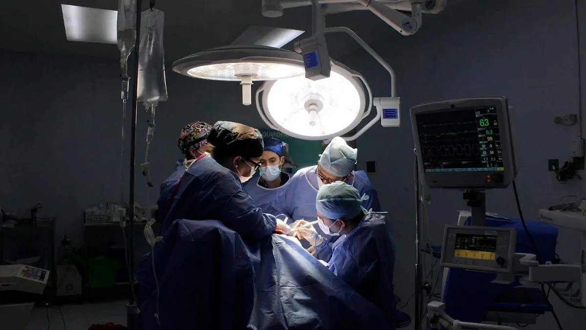 Médicos realizando una cirugía