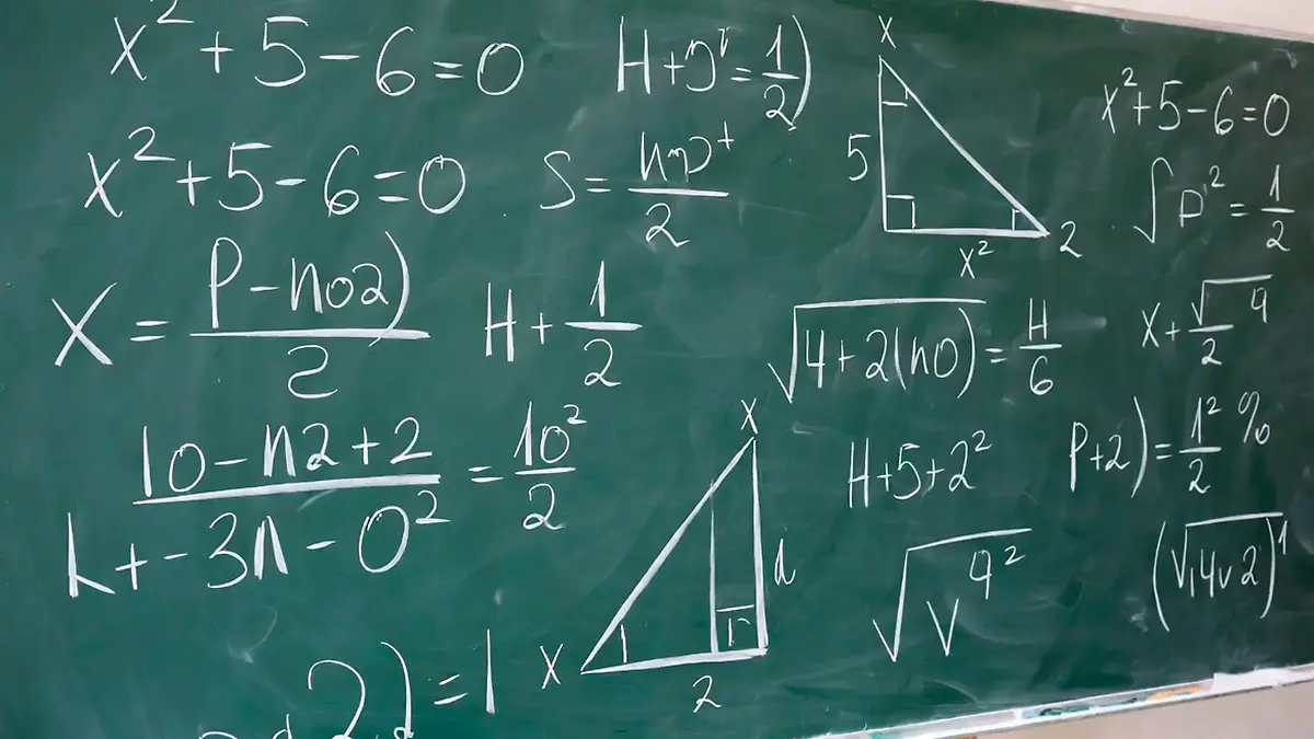 Operaciones matemáticas en pizarrón