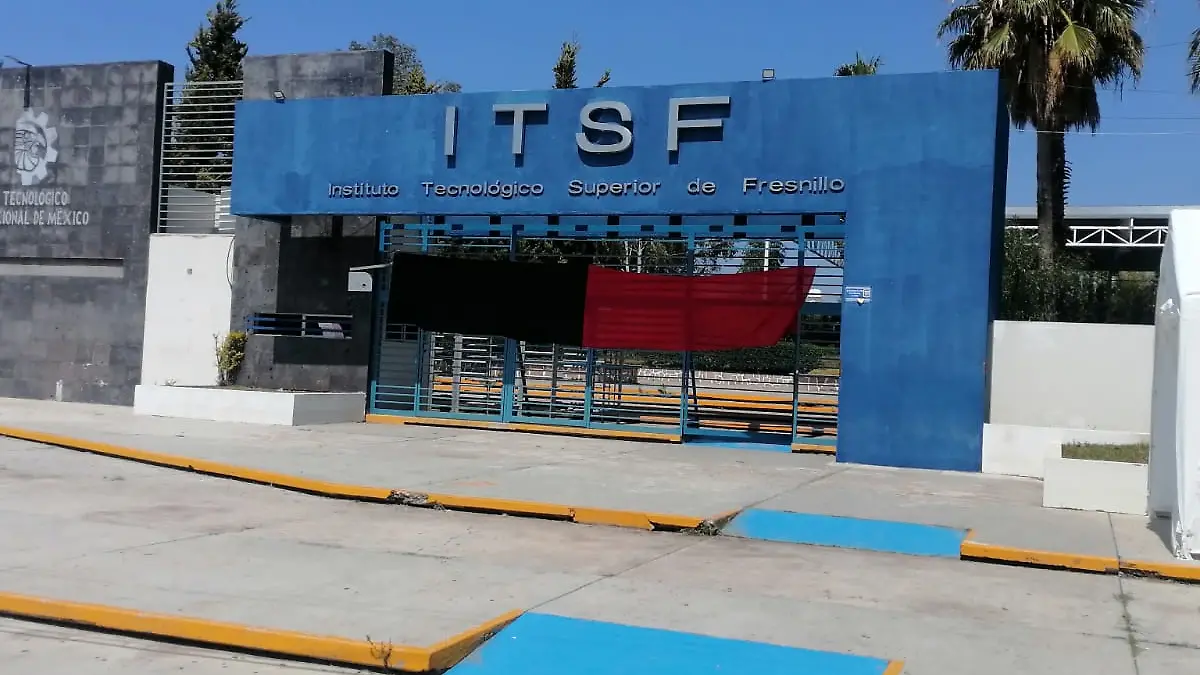 Bandera rojinegra en las puertas del Instituto Tecnológico Superior de Fresnillo